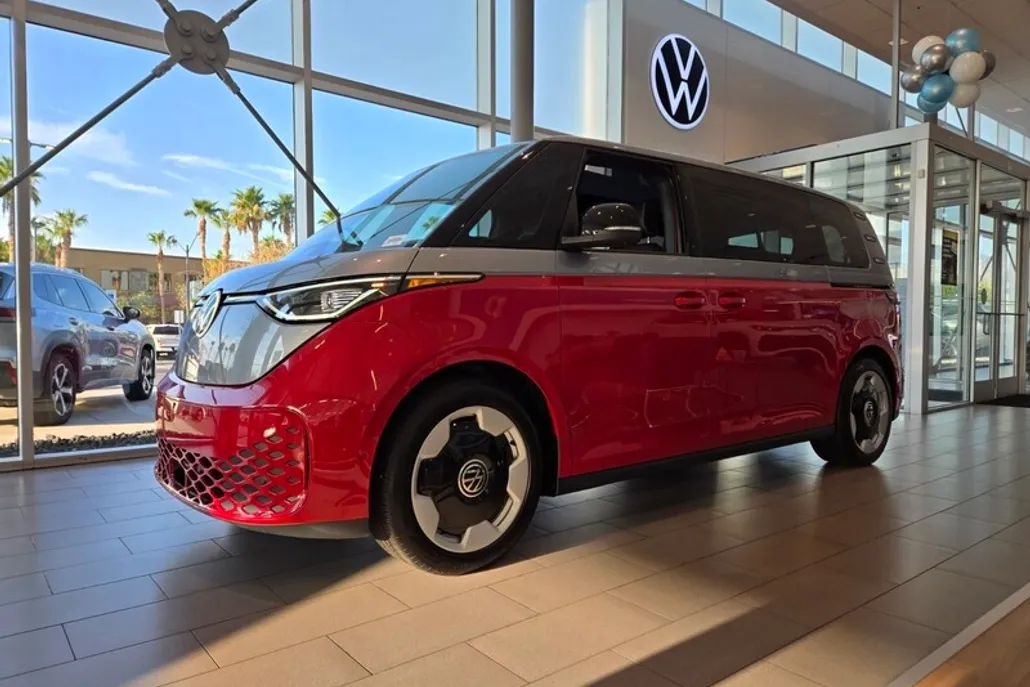 2025 Volkswagen ID. Buzz Pro Plus photo 1