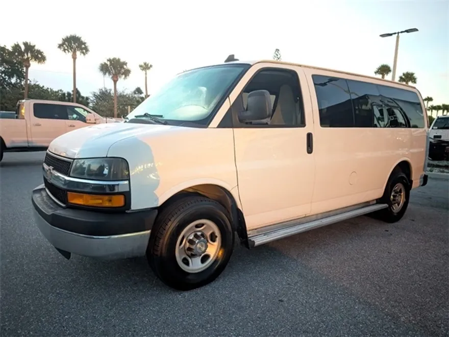 2016 Chevrolet Express 3500 LT photo 1