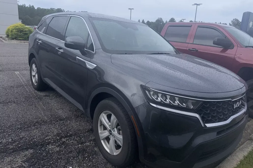 2023 Kia Sorento LX photo 1