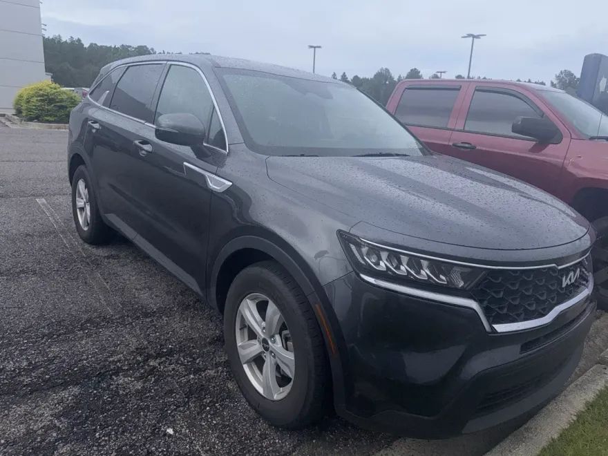2023 Kia Sorento LX photo 1
