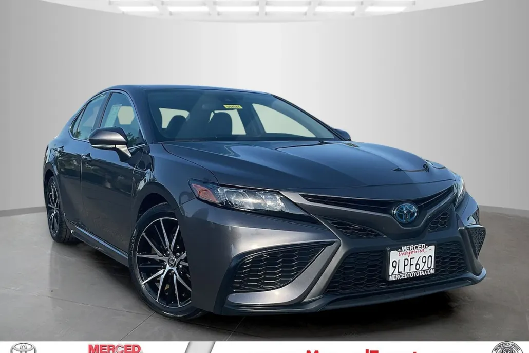 2024 Toyota Camry Hybrid SE photo 1