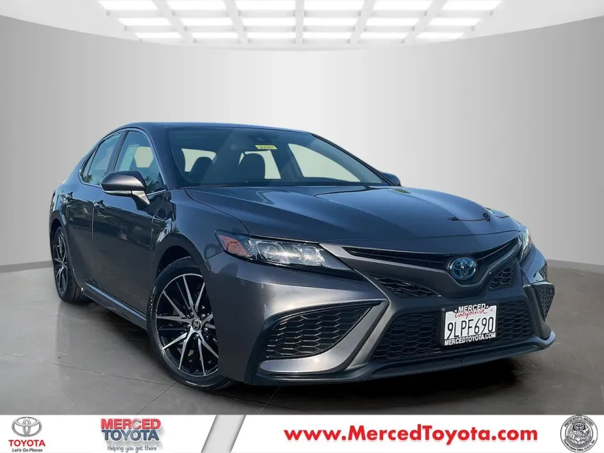 2024 Toyota Camry Hybrid SE photo 1