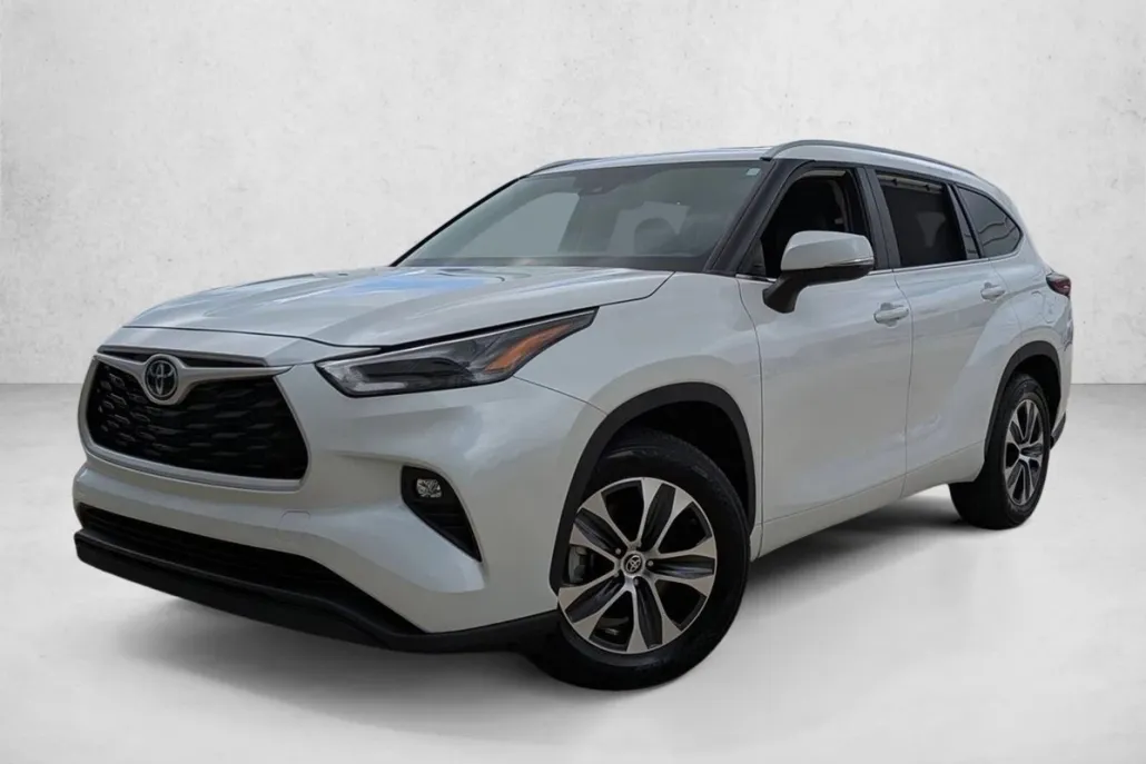 2024 Toyota Highlander XLE photo 1