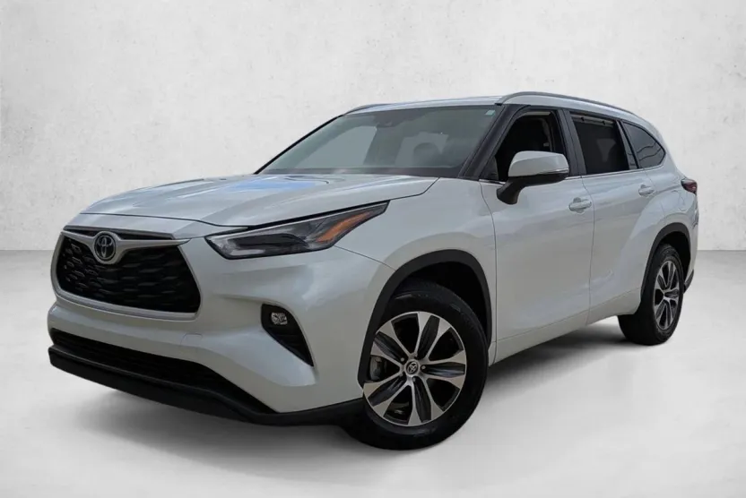 2024 Toyota Highlander XLE photo 1