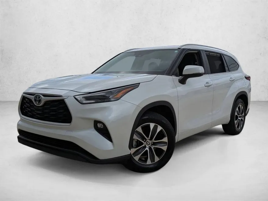 2024 Toyota Highlander XLE photo 1