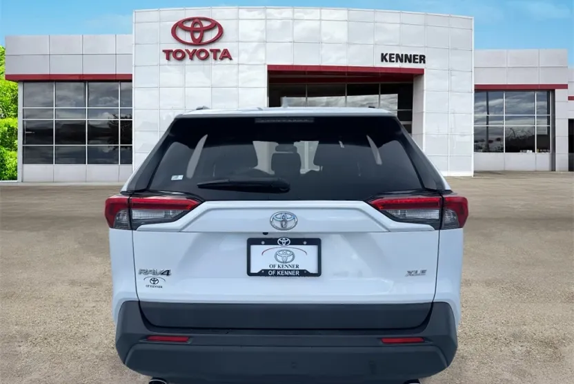 2020 Toyota RAV4 XLE photo 1