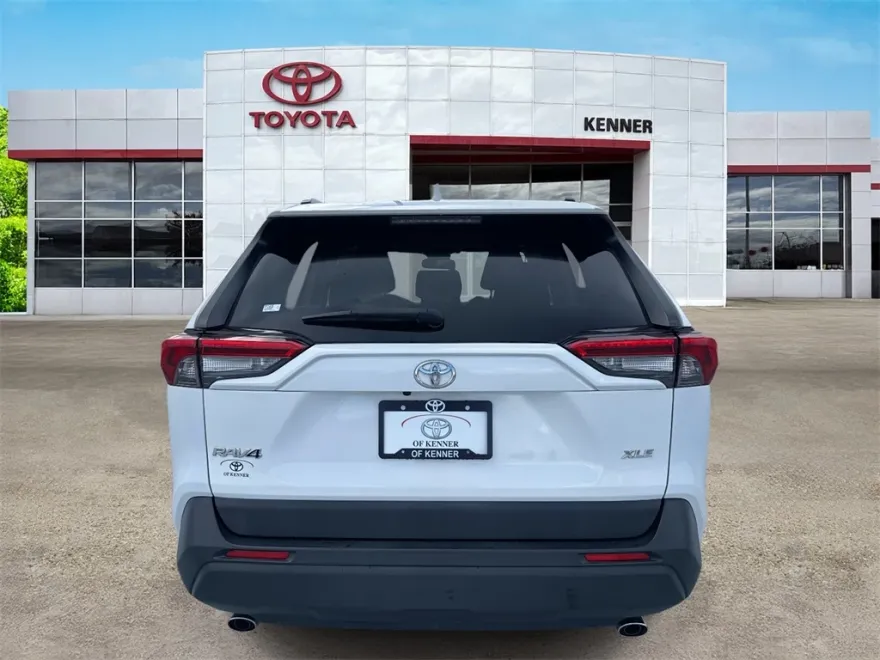 2020 Toyota RAV4 XLE photo 1