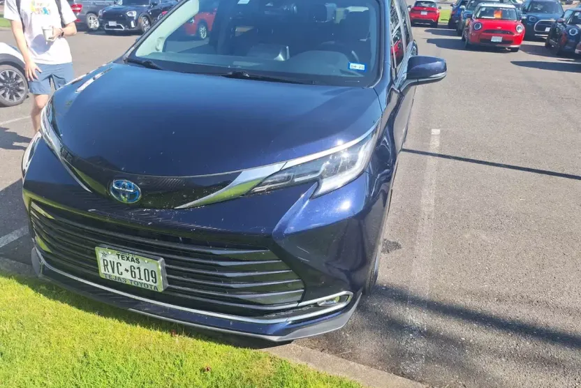 2022 Toyota Sienna Limited photo 1