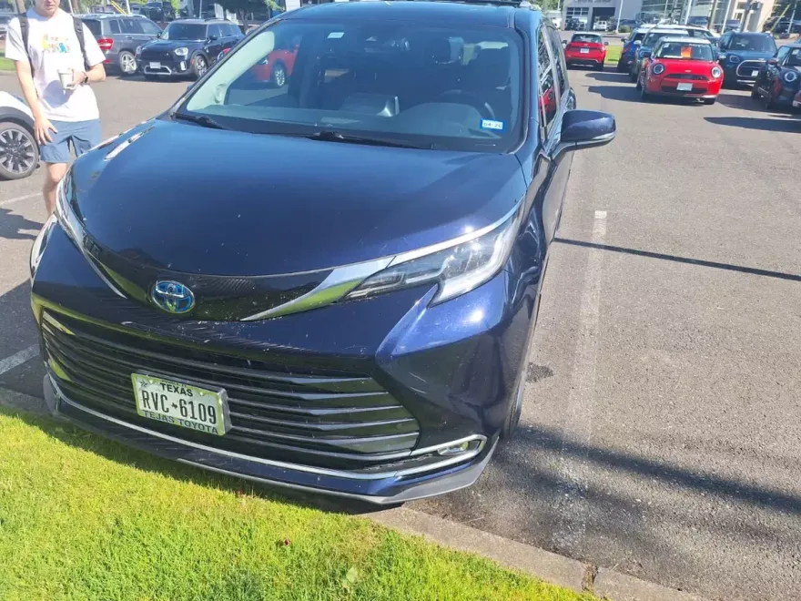 2022 Toyota Sienna Limited photo 1