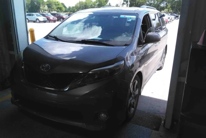 2016 Toyota Sienna SE photo 1