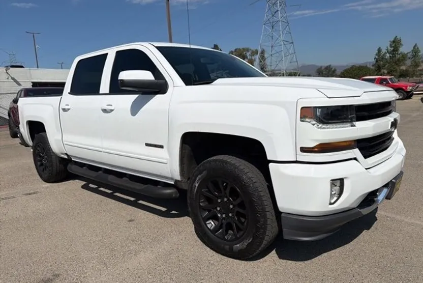 2018 Chevrolet Silverado LT photo 1