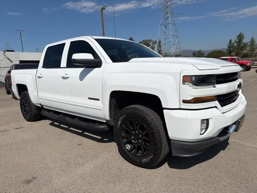 2018 Chevrolet Silverado LT photo 1
