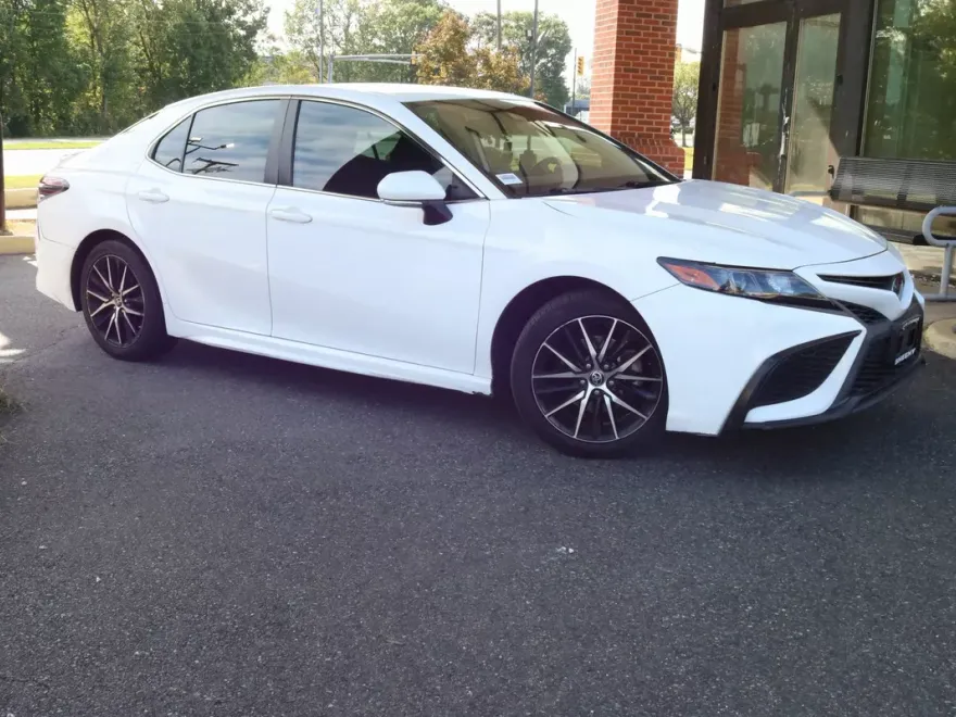 2022 Toyota Camry SE photo 1