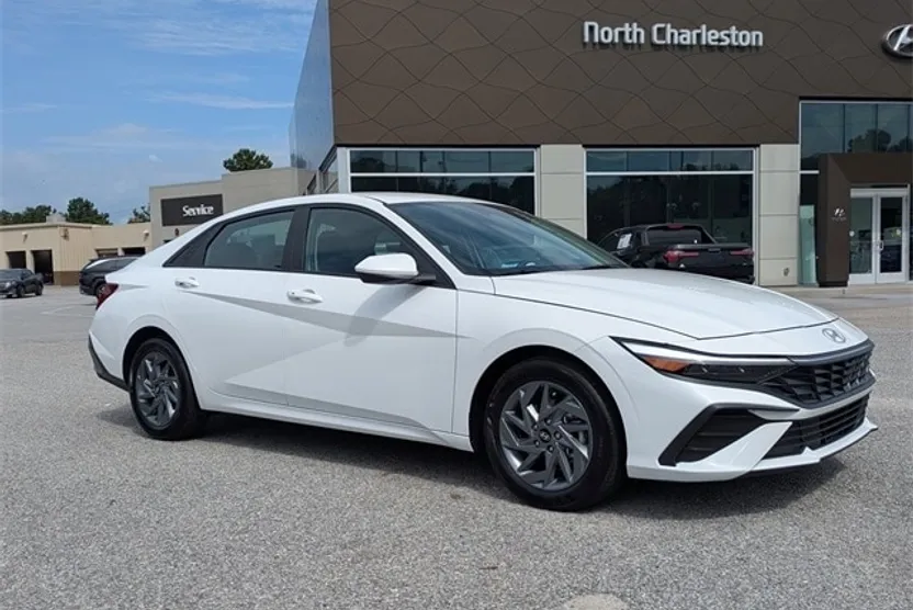 2024 Hyundai Elantra SEL photo 1