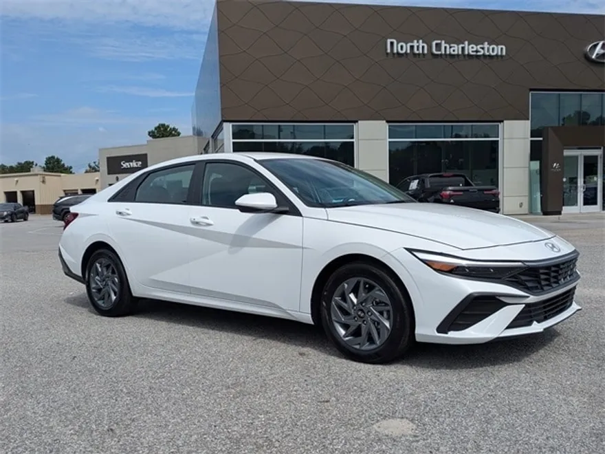 2024 Hyundai Elantra SEL photo 1