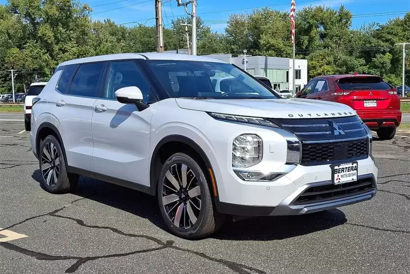 2025 Mitsubishi Outlander SE photo 1