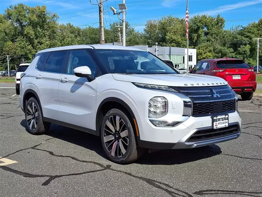 2025 Mitsubishi Outlander SE photo 1
