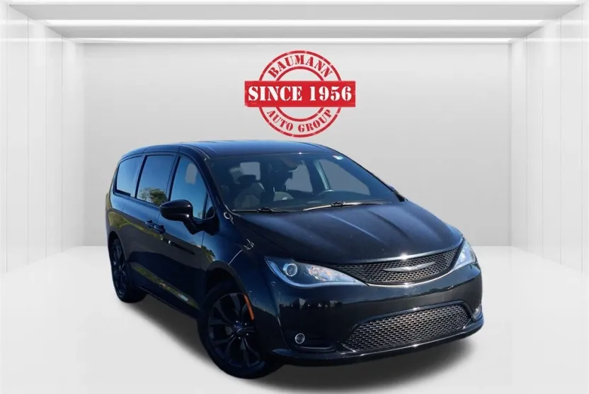 2020 Chrysler Pacifica Touring photo 1