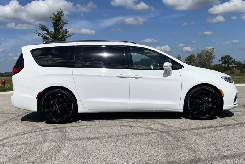 2021 Chrysler Pacifica Touring L photo 1