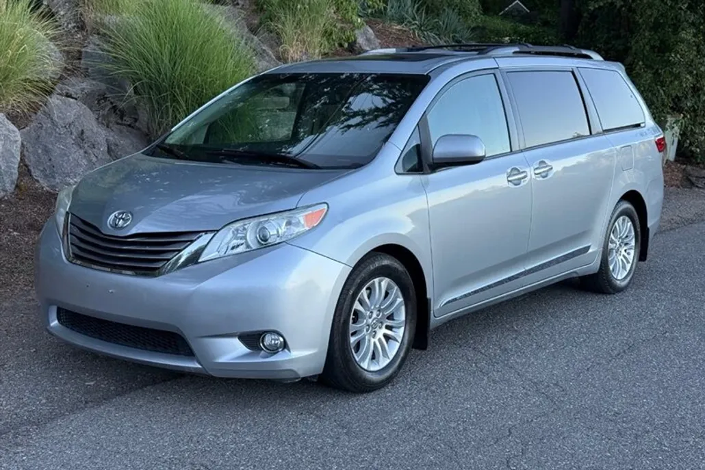 2015 Toyota Sienna XLE Premium photo 1