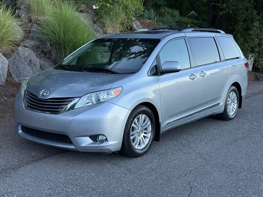 2015 Toyota Sienna XLE Premium photo 1