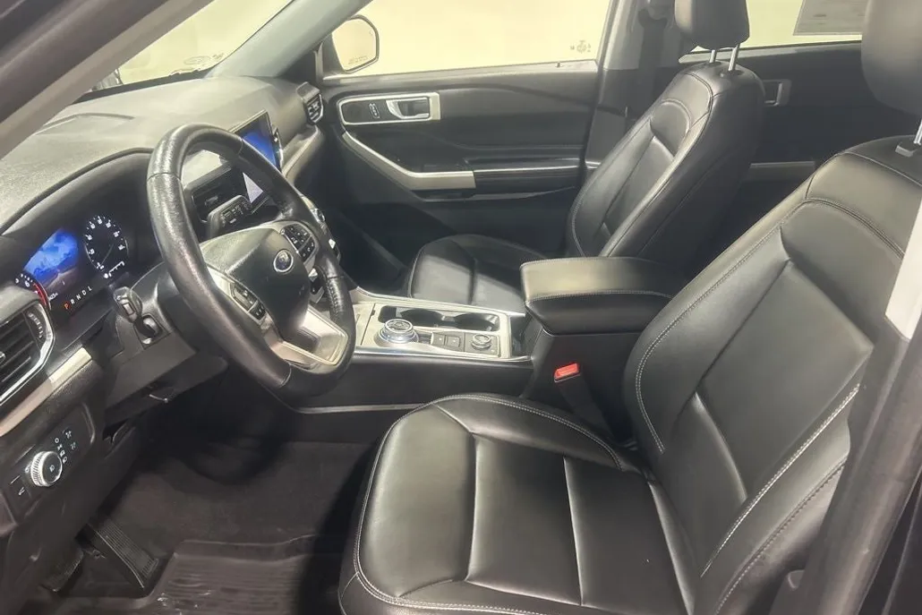 2022 Ford Explorer XLT photo 1