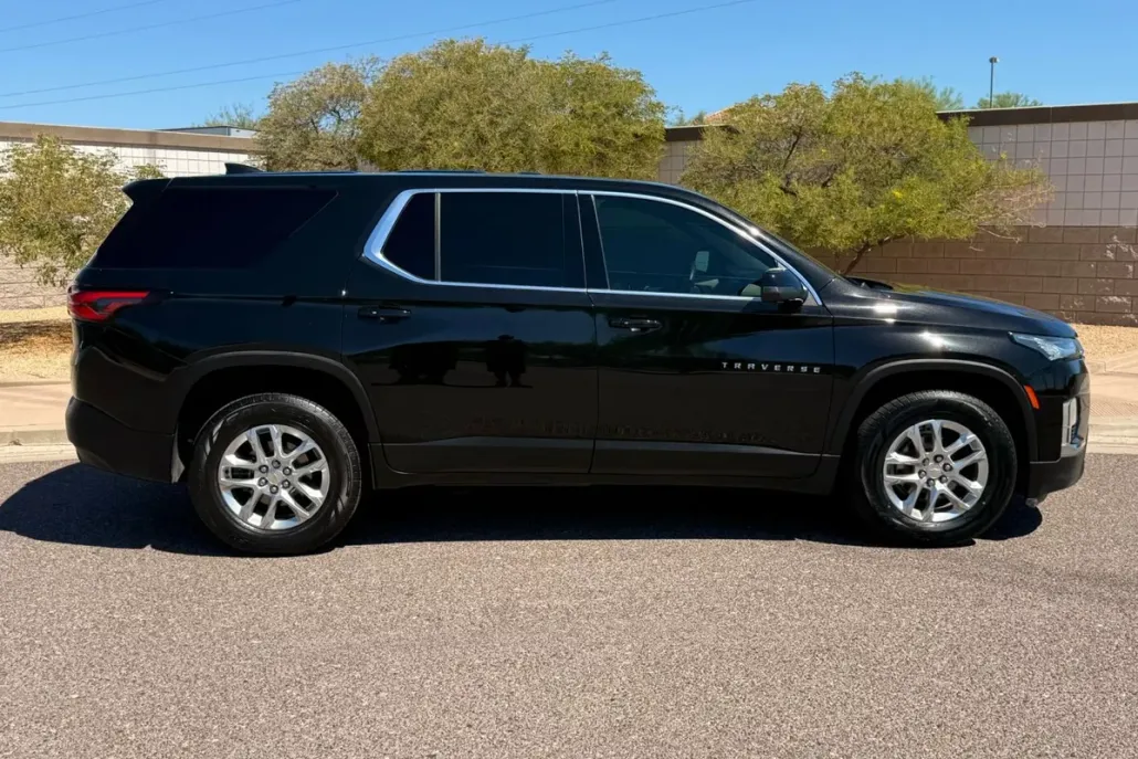 2023 Chevrolet Traverse LS photo 1