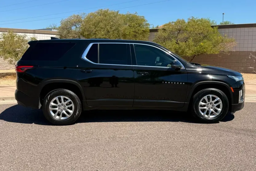 2023 Chevrolet Traverse LS photo 1