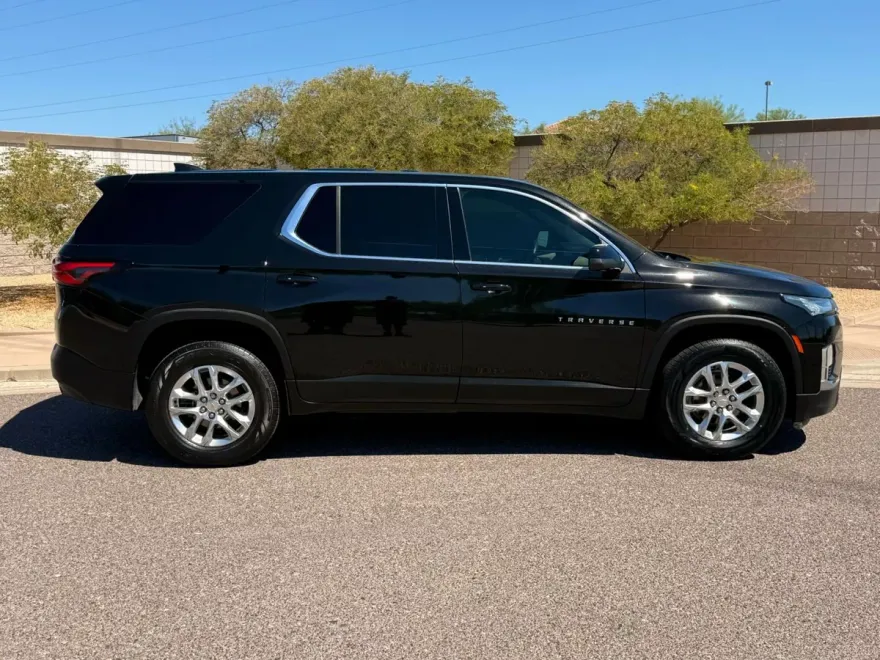 2023 Chevrolet Traverse LS photo 1