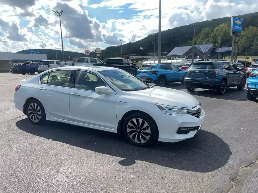 2017 Honda Accord Hybrid Touring photo 1
