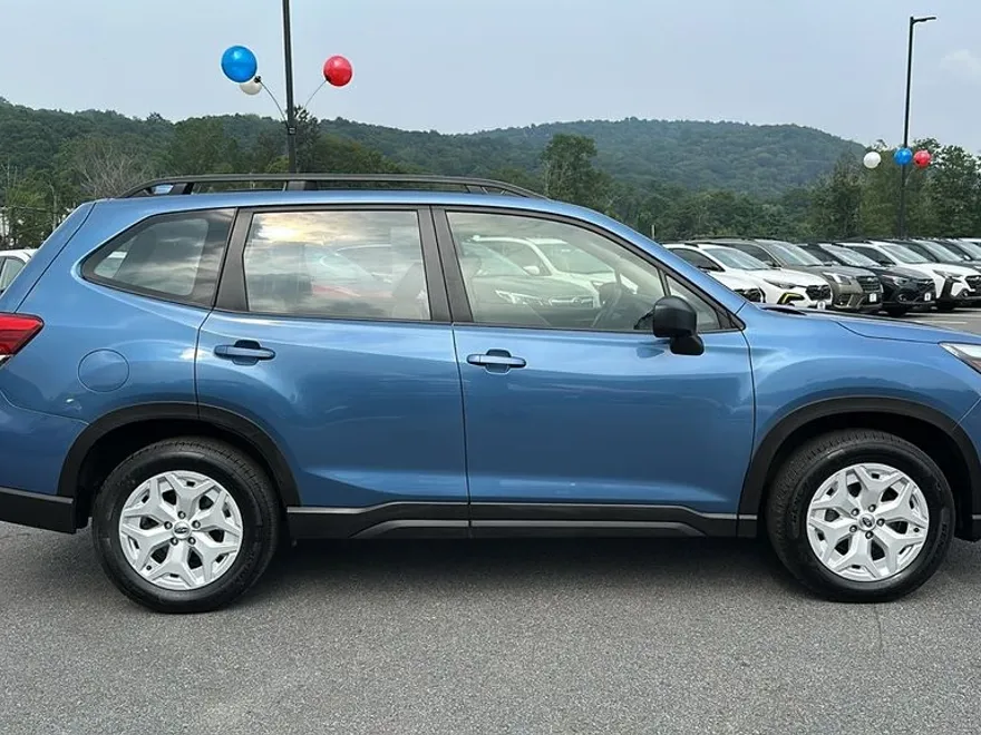 2023 Subaru Forester Base photo 1