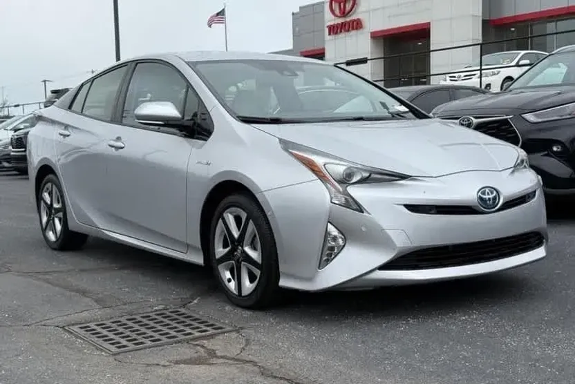 2017 Toyota Prius Four photo 1