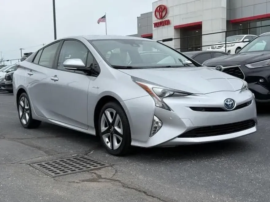 2017 Toyota Prius Four photo 1