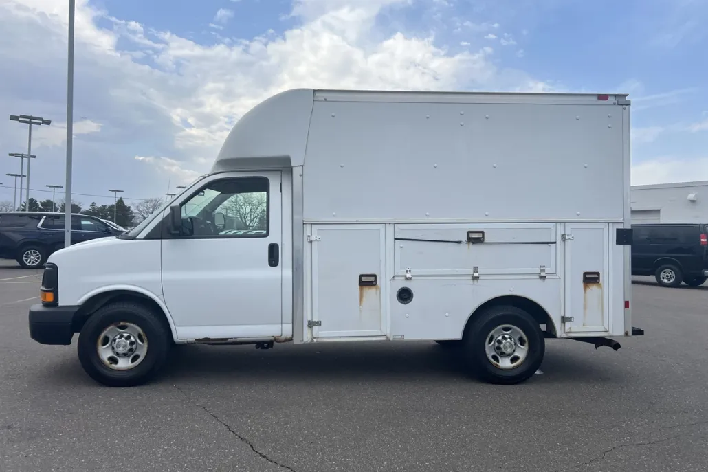 2013 Chevrolet Express Cutaway 3500 Base photo 1