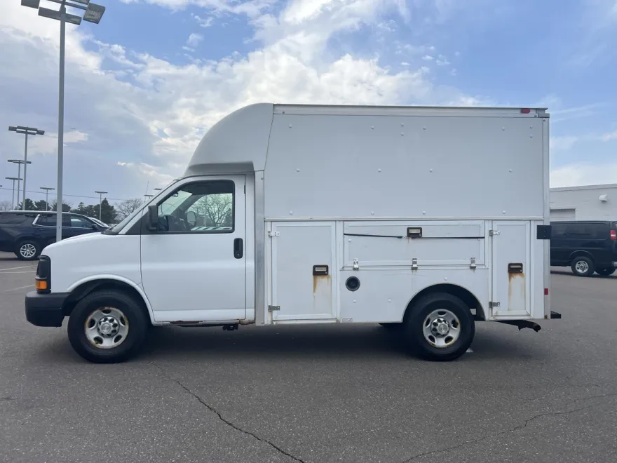 2013 Chevrolet Express Cutaway 3500 Base photo 1