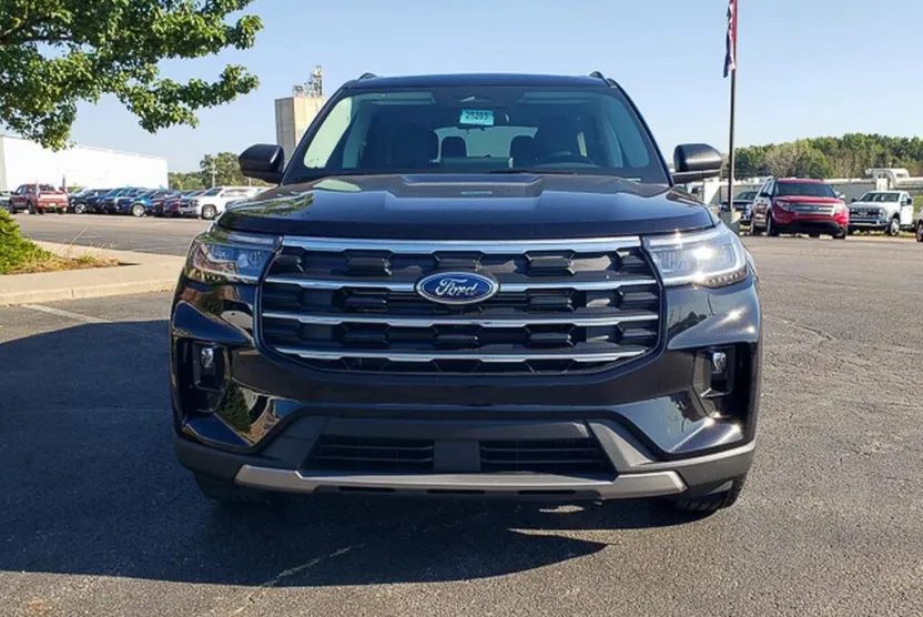 2025 Ford Explorer photo 1
