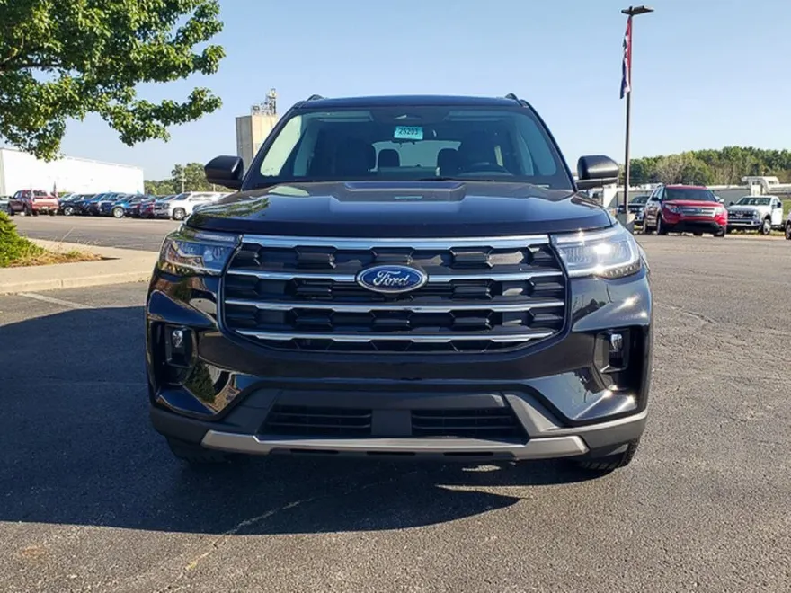 2025 Ford Explorer photo 1