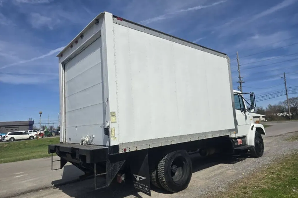 2000 Freightliner FL60 photo 1