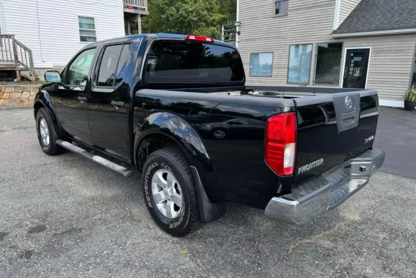 2009 Nissan Frontier Crew Cab SE photo 1