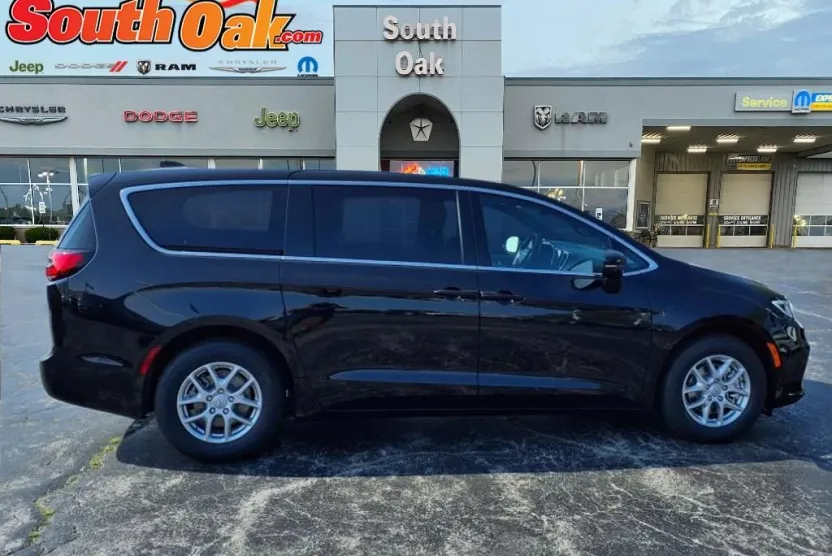 2026 Chrysler Pacifica photo 1