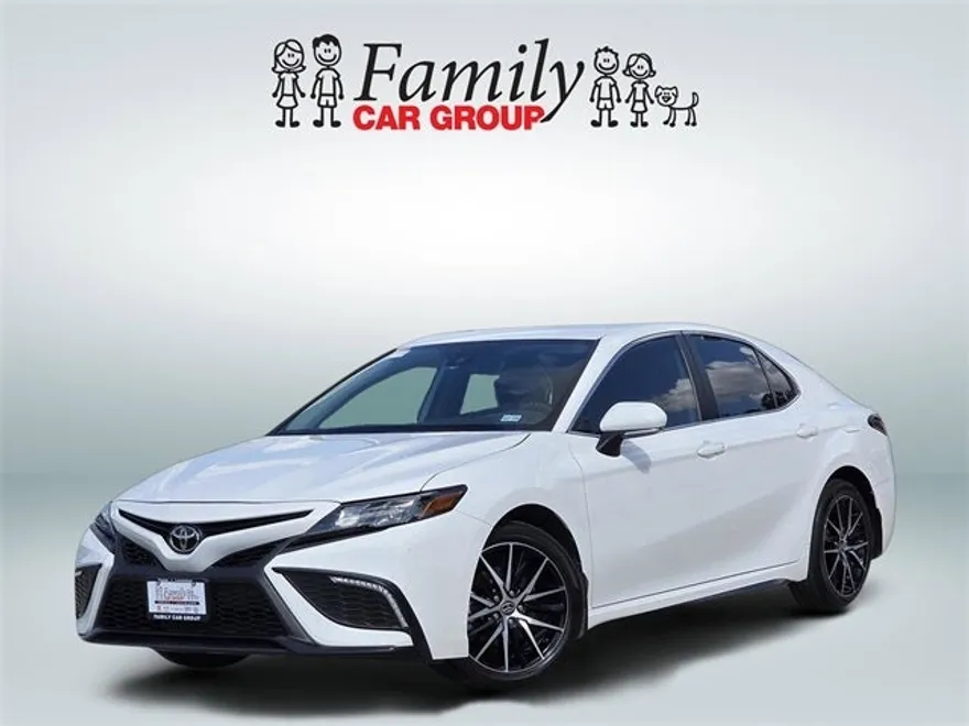 2024 Toyota Camry SE photo 1