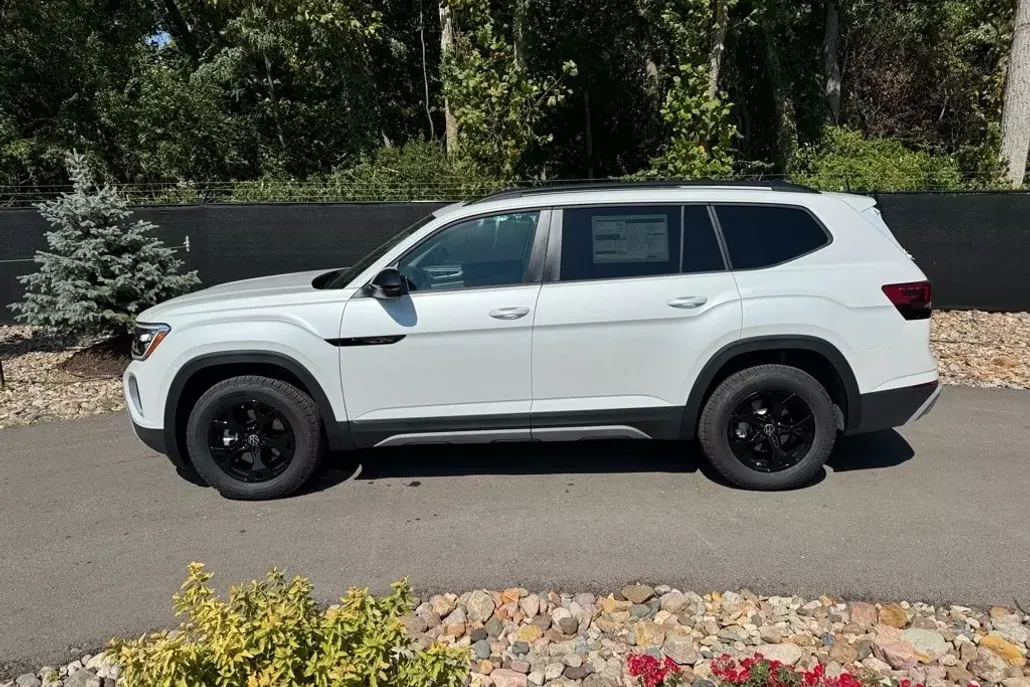 2026 Volkswagen Atlas Peak Edition SE photo 1