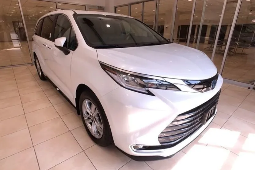 2024 Toyota Sienna Limited photo 1
