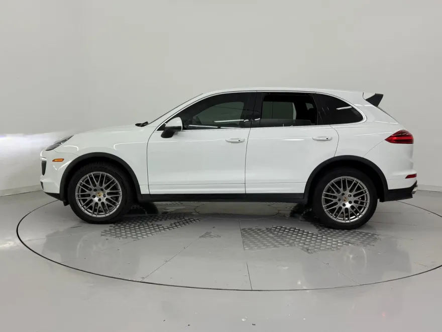 2016 Porsche Cayenne photo 1