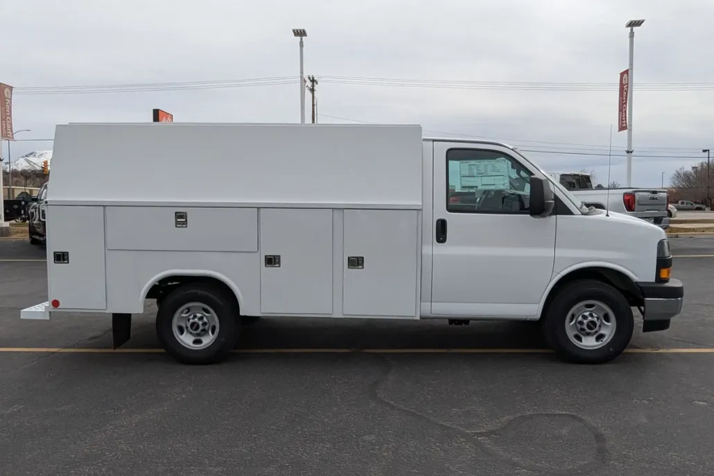 2025 Gmc Savana Cutaway 3500 photo 1