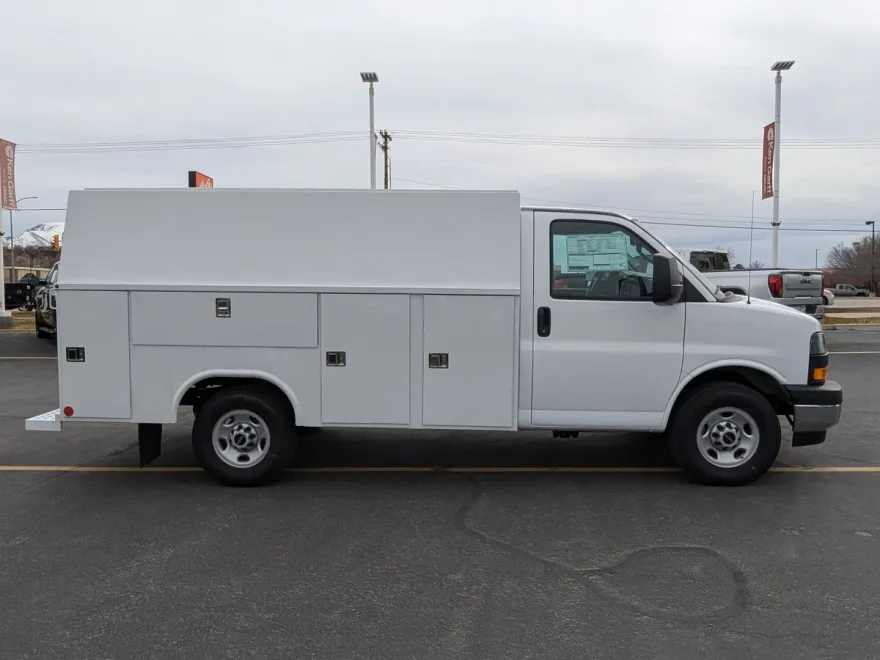 2025 Gmc Savana Cutaway 3500 photo 1