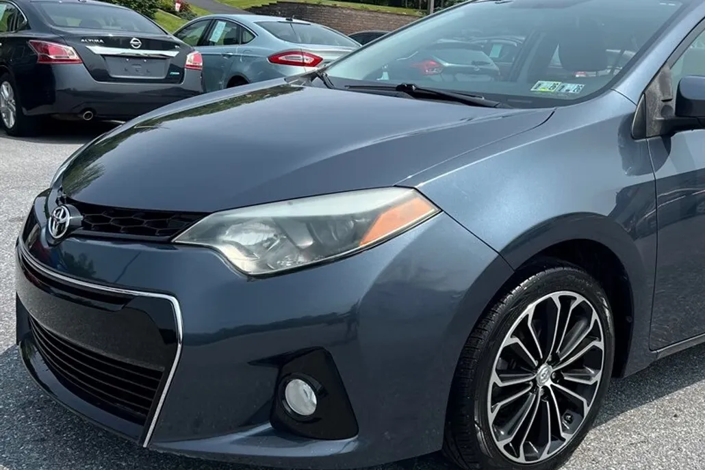 2015 Toyota Corolla S photo 1