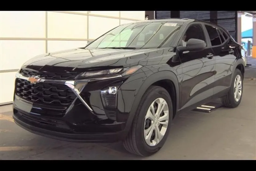 2025 Chevrolet Trax LS photo 1