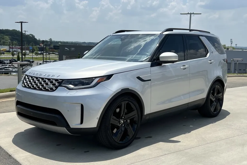 2023 Land Rover Discovery S photo 1