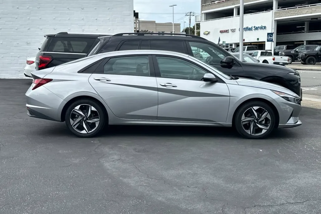 2023 Hyundai Elantra SEL Convenience photo 1